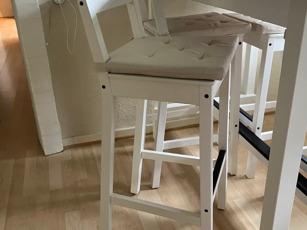 Billede 3 - Højt spisebord med stole
