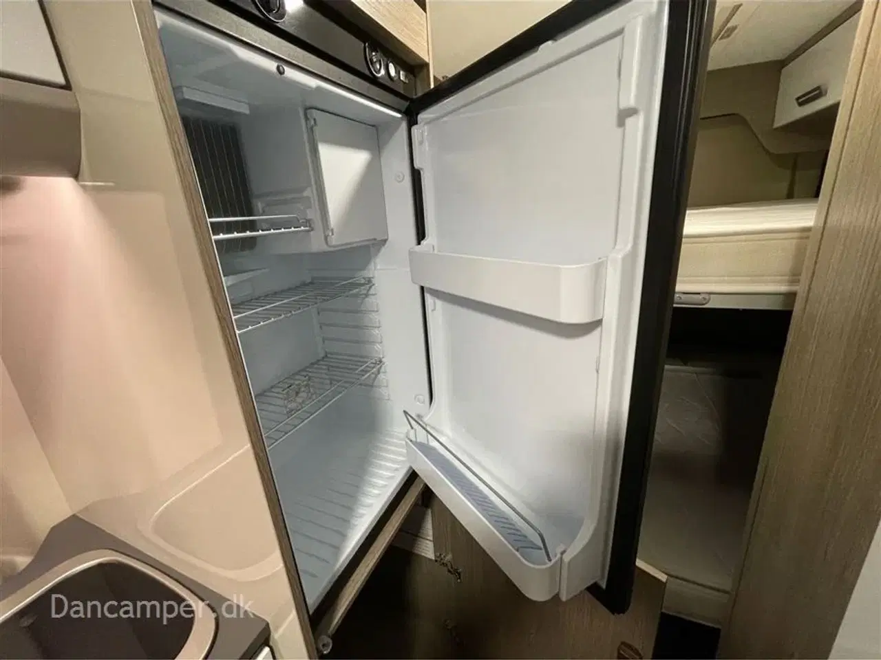 Billede 13 - 2023 - Chausson ROAD LINE V594 VIP MAX   UNDER KLARGØRING! Super spændende, kort van med to dobbeltsenge på tværs i køjesystem. 2,2, L motor , 140 HK, solcelle og markise m.m.