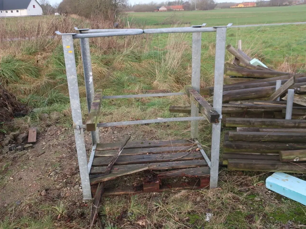 Billede 3 - Div. Barreller med træ, tagplader, stolper m.m.