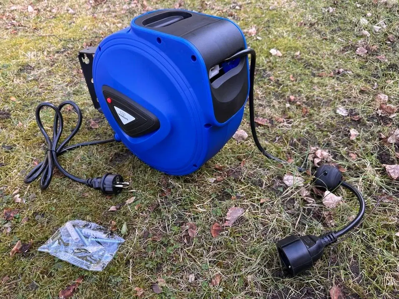 Billede 3 - Automatisk kabelopruller med 10m kabel og vægbeslag.