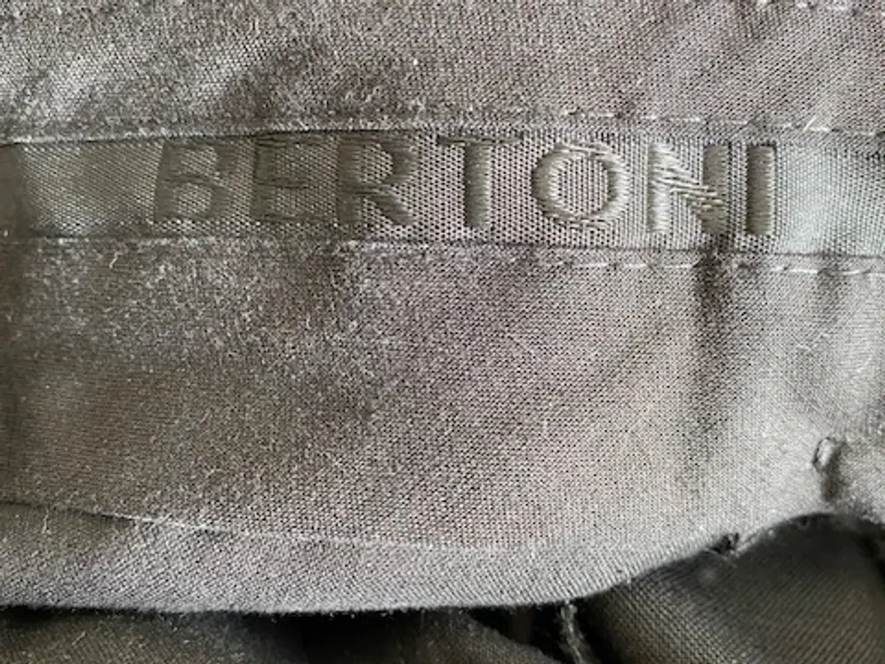 Billede 2 - Sorte bukser (Bertoni)