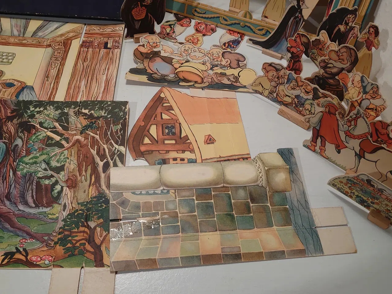 Billede 7 - Gammelt Eventyrteater i karton, Snehvide og de...