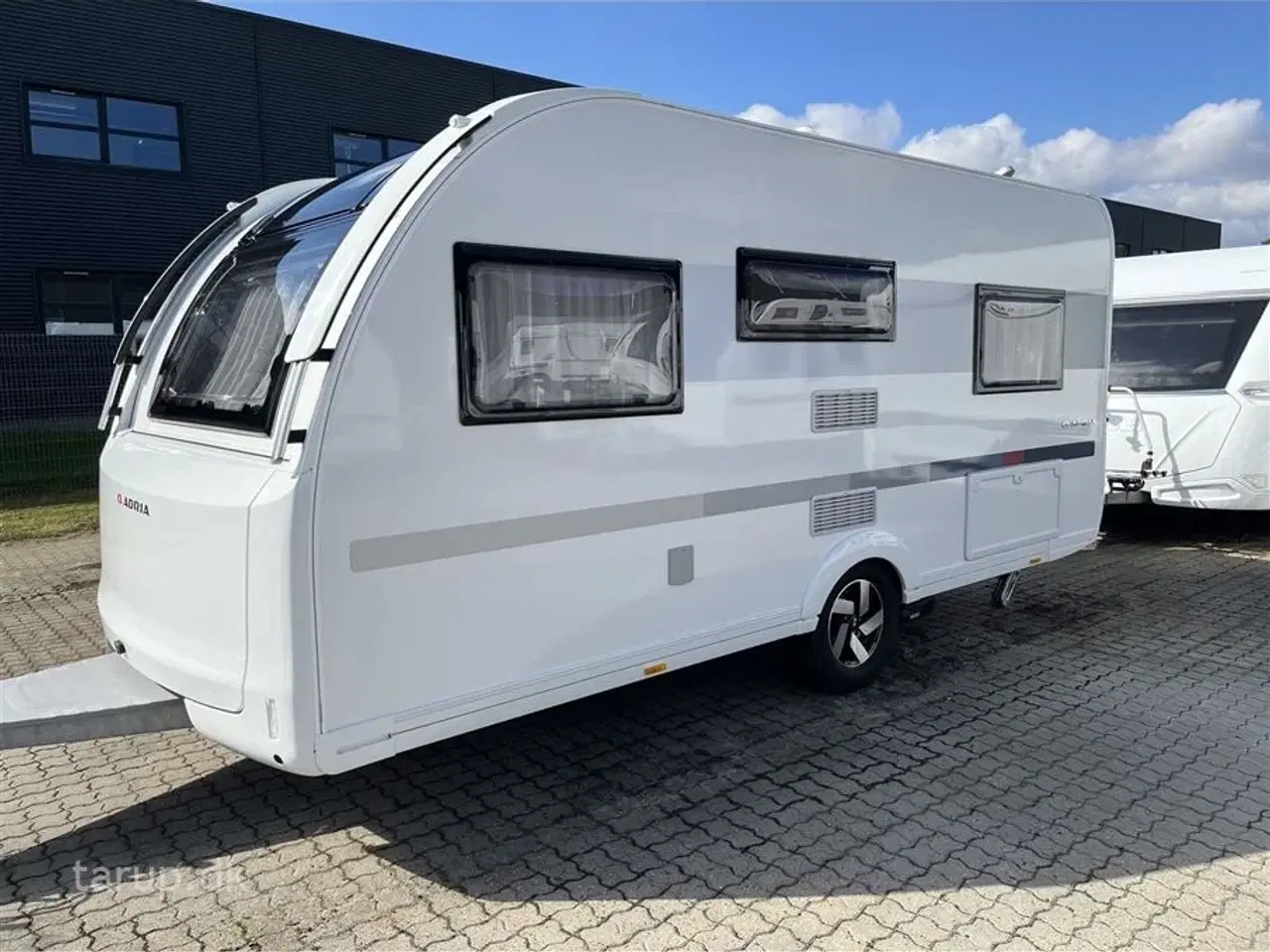 Billede 3 - 2023 - Adria Adora 472 UP   Fortelt: Isabella Commodore Coast, Enduro aut. mover m/ lithium batteri, rundsiddegruppe, køleskab, bruser, panoramavindue, fransk dobbeltseng