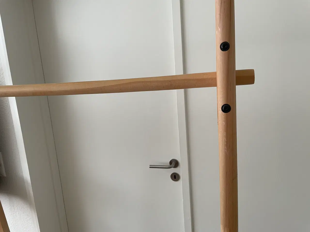 Billede 3 - Smukt tøjstativ med plads til både bøjler og fodtø