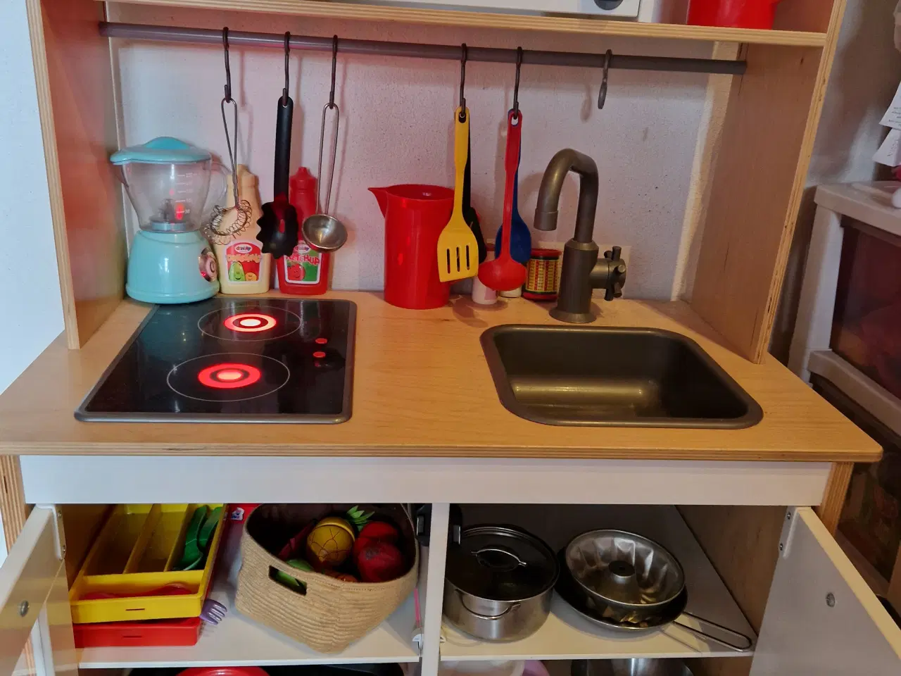 Billede 2 - Ikea legekøkken med tilbehør 