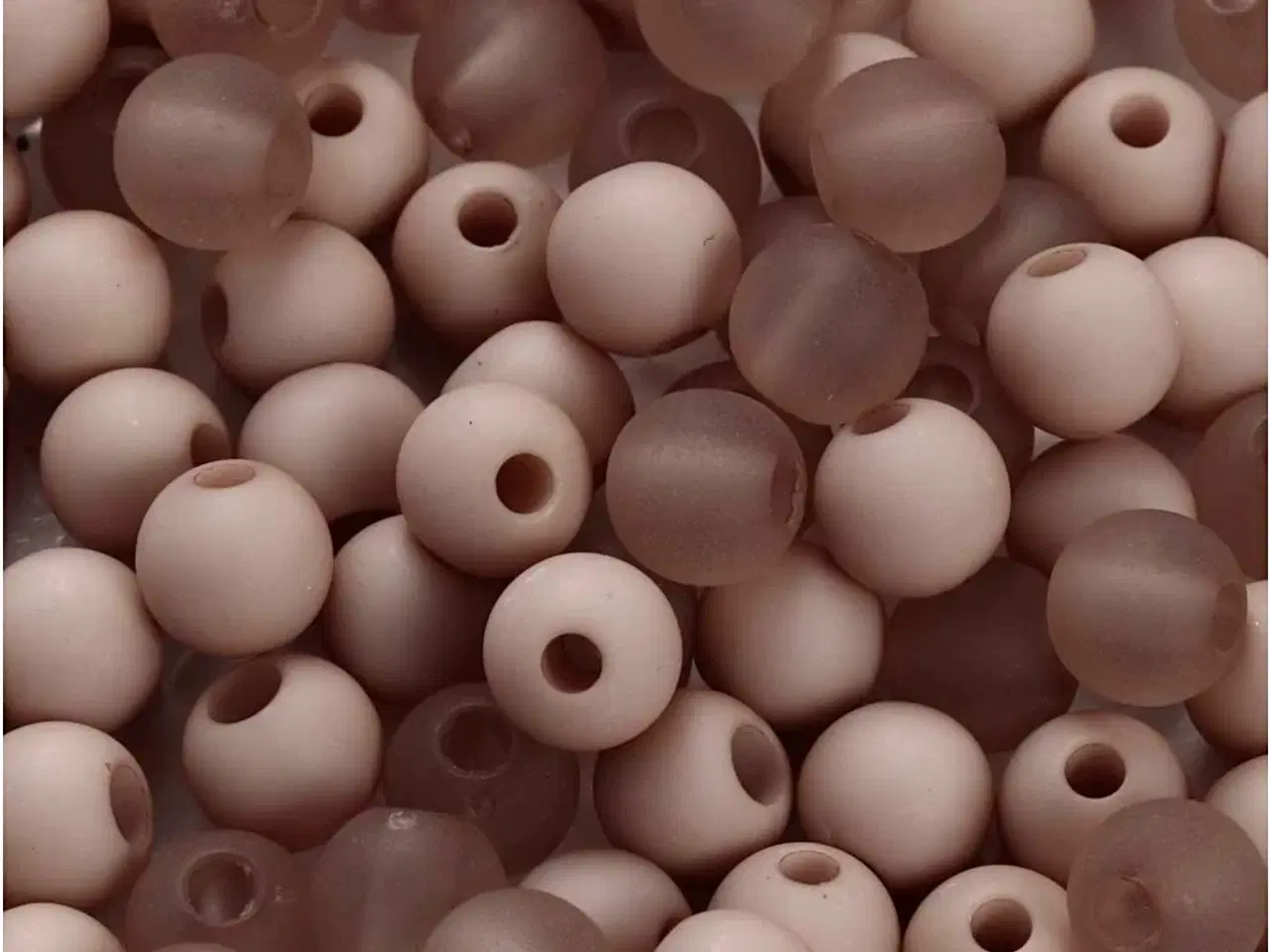 Billede 1 - Plastperler, diam. 6 mm, hulstr. 2 mm, lys grå, 40g/ 1 pk.