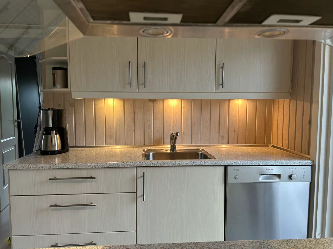 Billede 1 - Køkken med hårde hvidevare bortgives