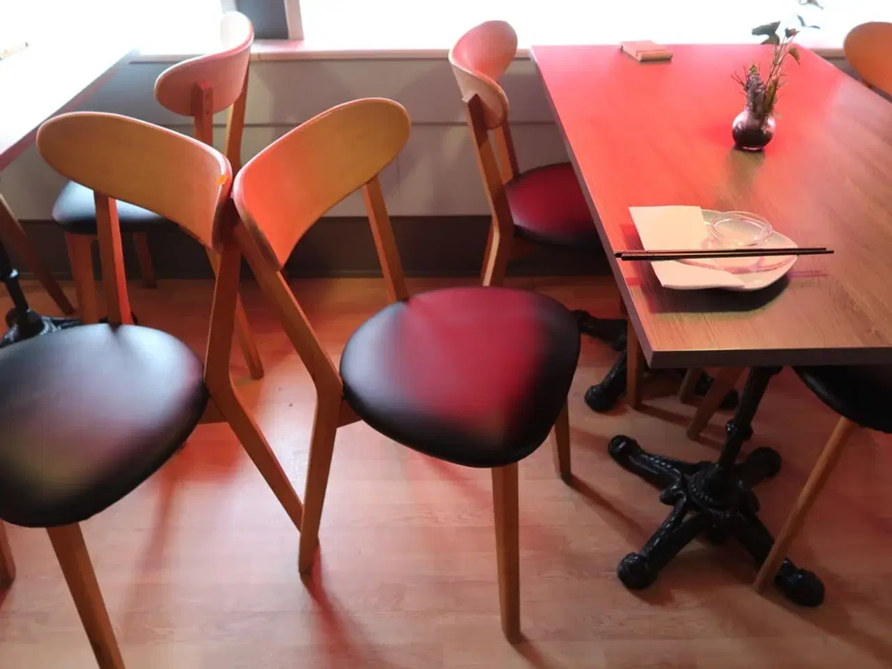 Billede 3 - Bord med 4 stk. stole