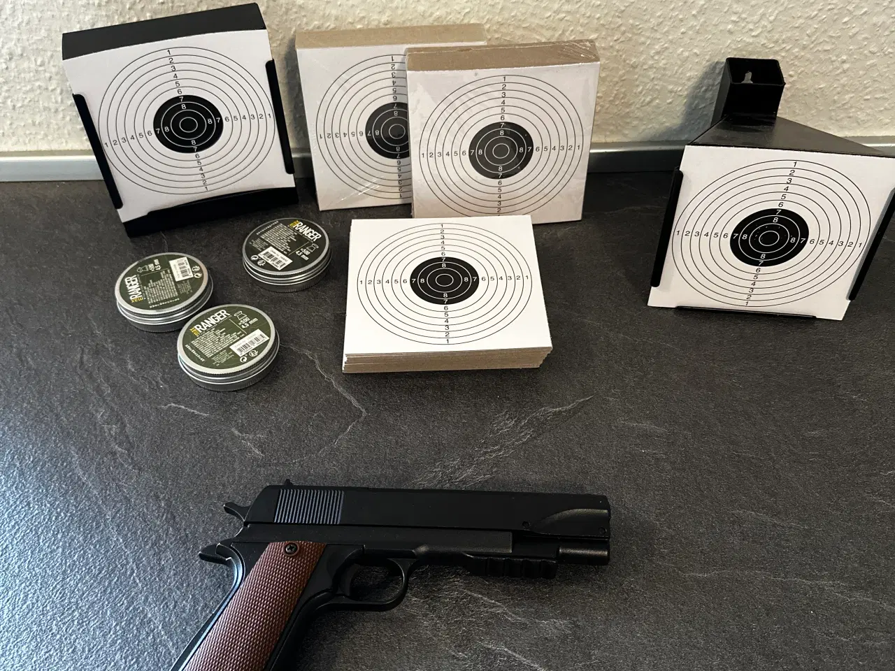 Billede 1 - Luftgevær og luft pistol med skydekasser, hagl mm.