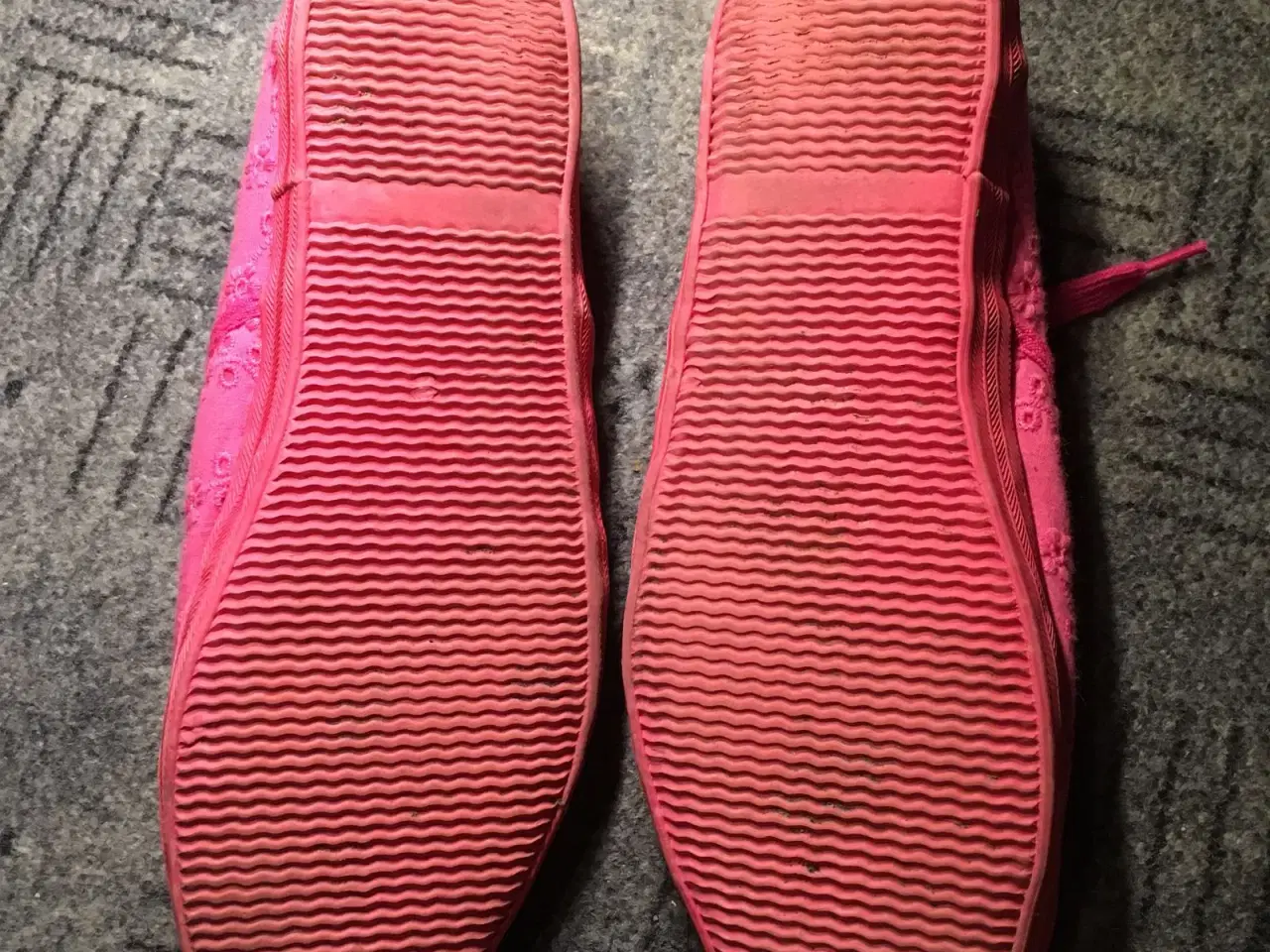 Billede 3 - Broderet pink sko til salg
