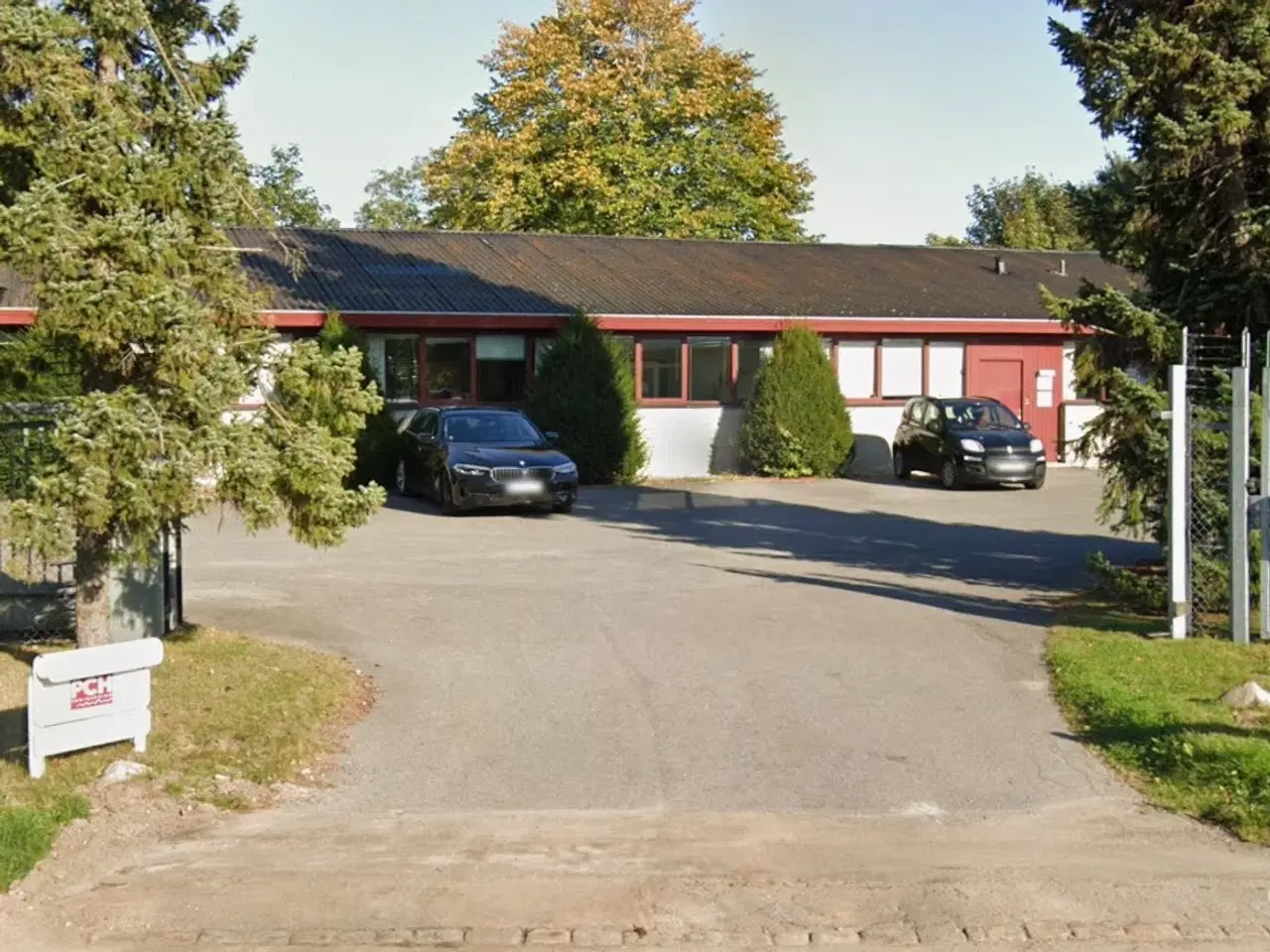 Billede 1 - Flot ejendom tæt på motorvej med mange muligheder.