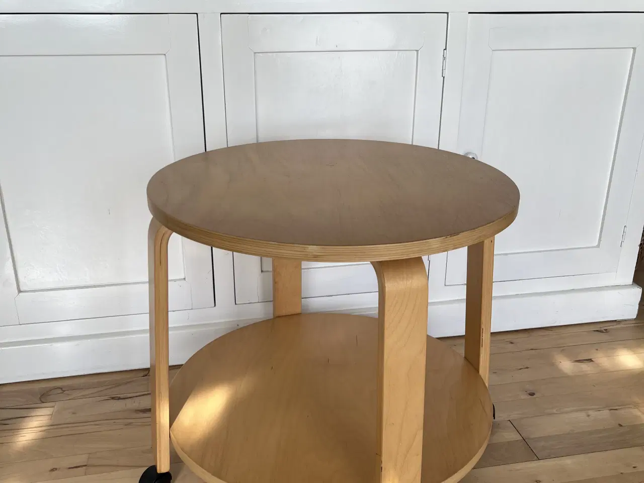 Billede 1 - Smukt lille bord med hjul