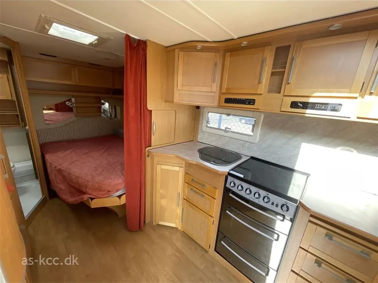 Billede 4 - 2007 - Kabe Royal 560 XL KS   Kabe Royal 560 XL KS årg. 2007 incl.Kampa lufttelt ,mover,DuoControl, solceller. 4 sovepladser, 6 siddepladser.