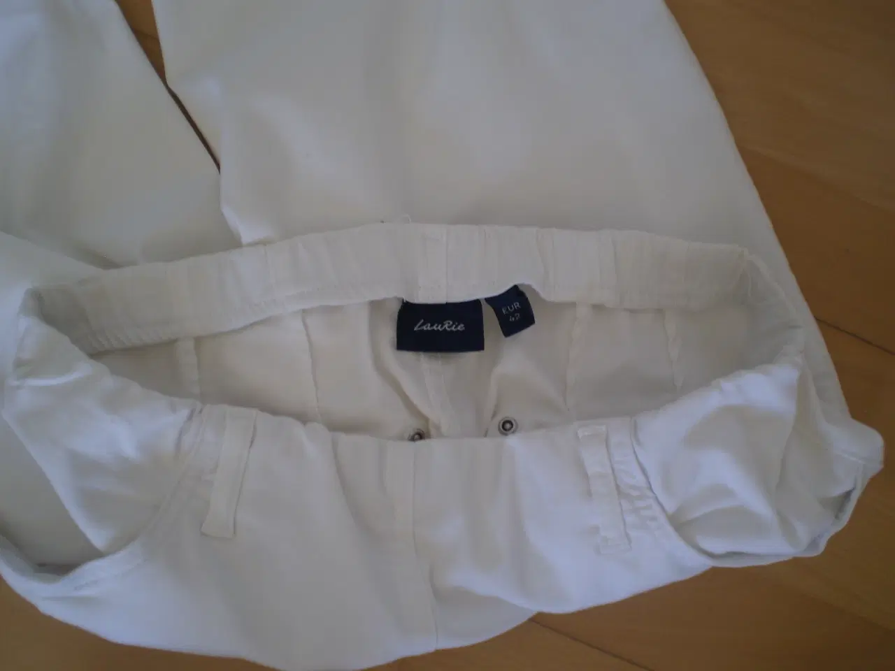 Billede 3 - Nye Lau Rie bukser, str. 42, hvide. Aldrig brugt.