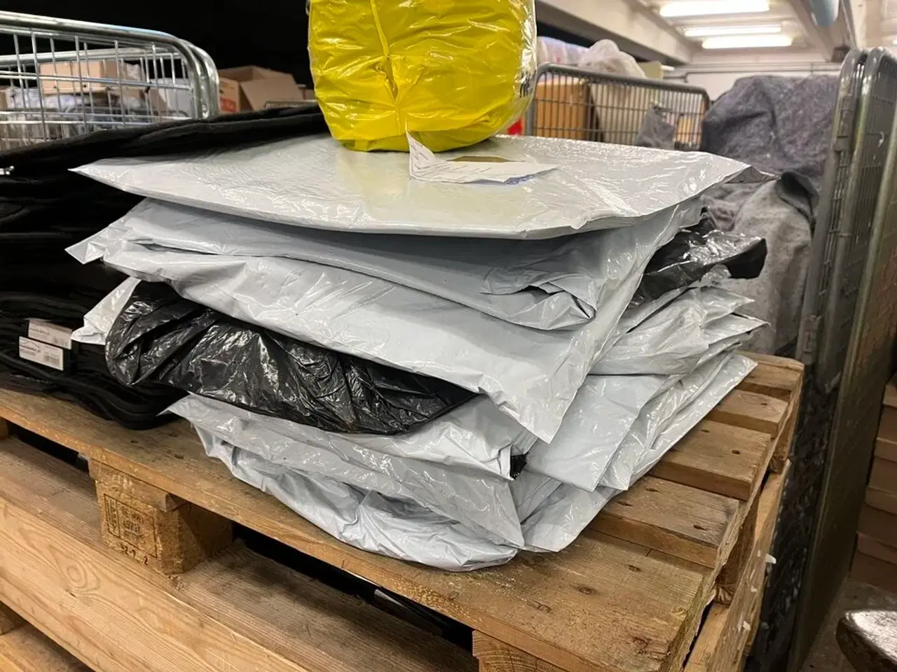 Billede 2 - 40 stk. & 12 poser med 2 eller 4 bilmåtter, ass. Farver og størrelser