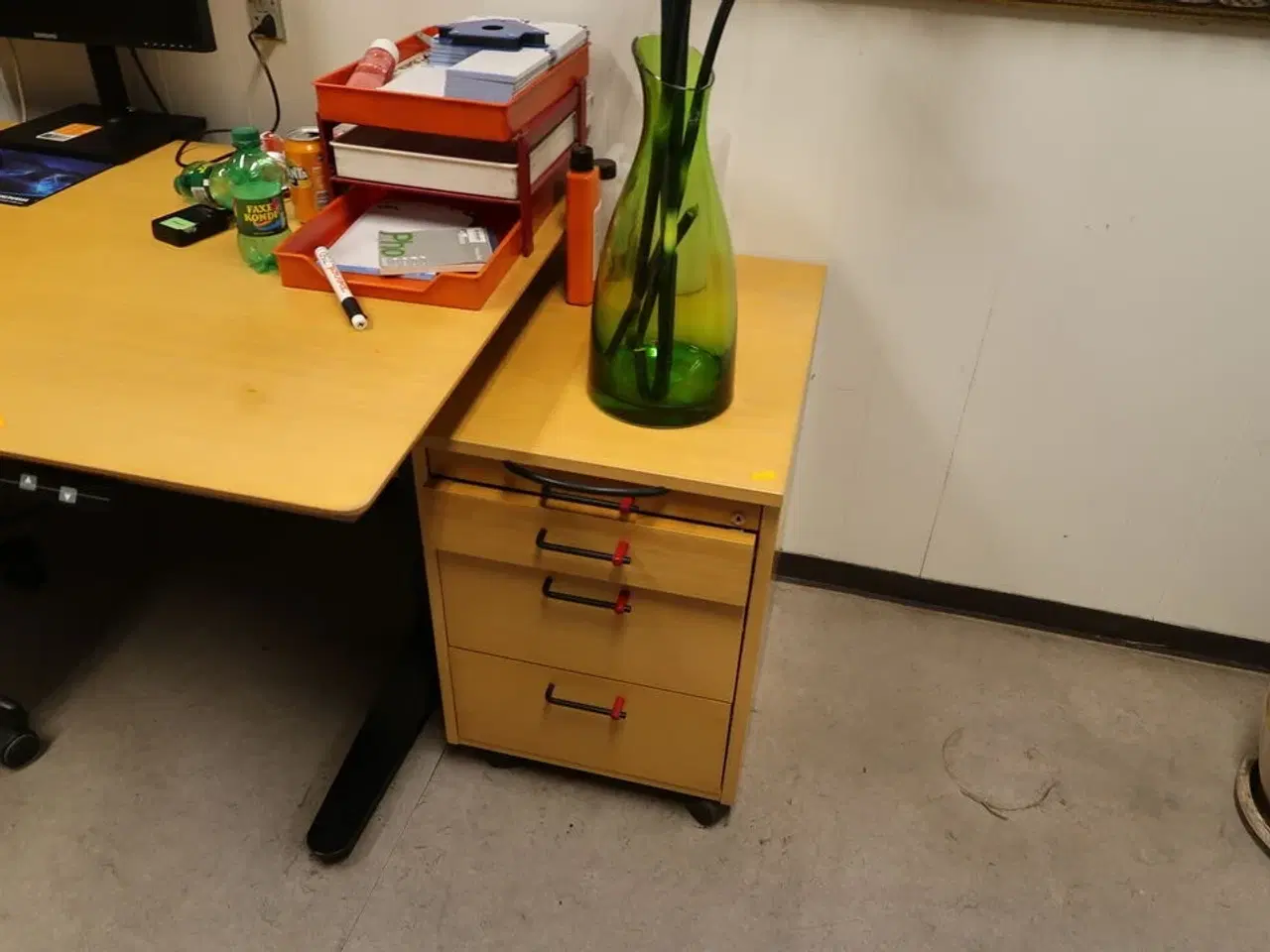 Billede 2 - El. hæve/sænke skrivebord samt kontorstol og skuffemodul, stole og reoler