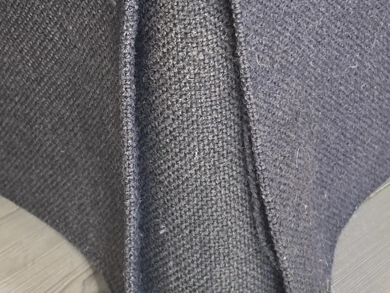 Billede 4 - Vintage øreklapstol med betræk af sort uld.