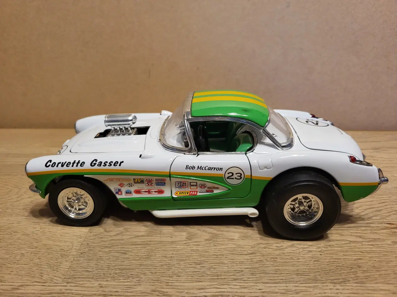 Billede 2 - Modelbil. CHEVROLET CORVETTE GASSER (1957) Skala 1