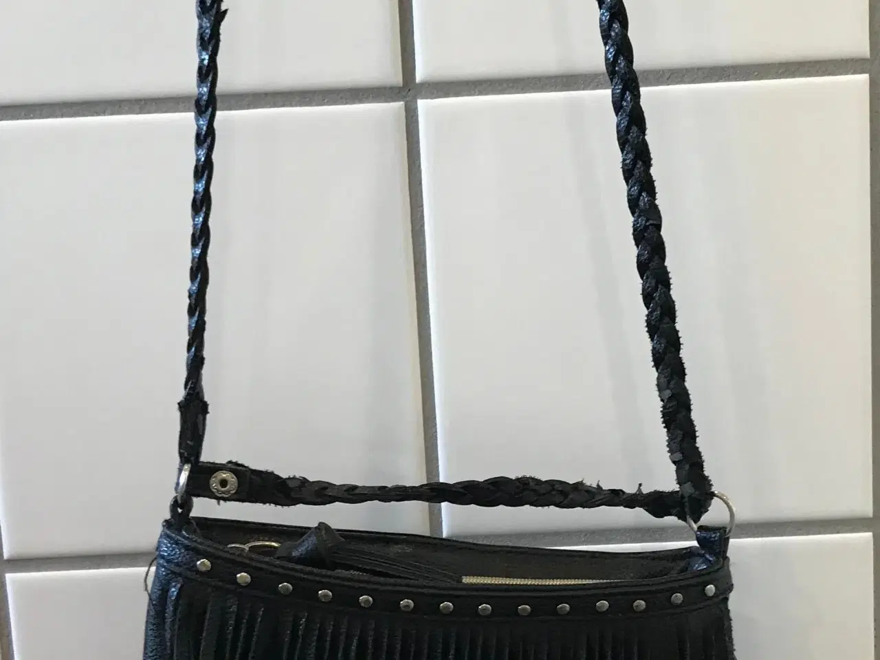 Billede 3 - Lille sort taske med frynser