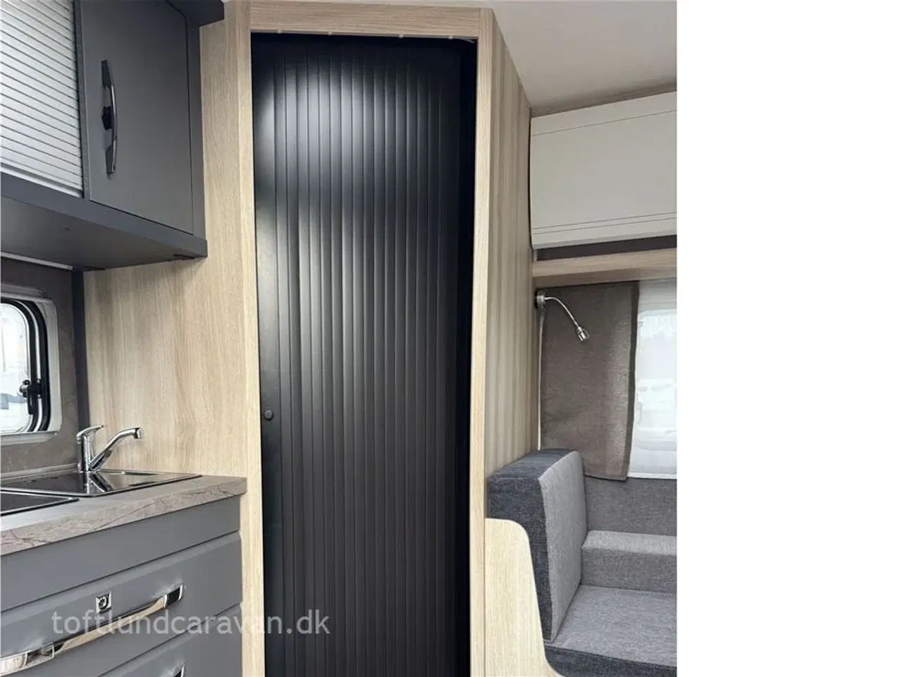 Billede 9 - 2026 - Hobby De Luxe 460 SL   TILBUD 2026 DK-Line med masser af udstyr INKL. i prisen. Enkeltsenge samt endekøkken og stort badeværelse. LAV VÆGT.