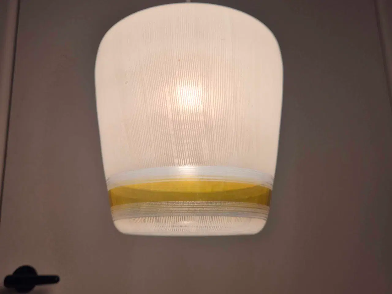 Billede 19 - Smuk glaslampe med gylden ring