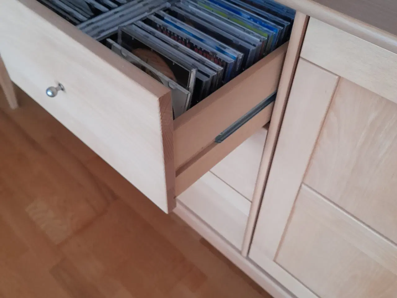 Billede 2 - Skænk i bøgetræ med indsats til dvd