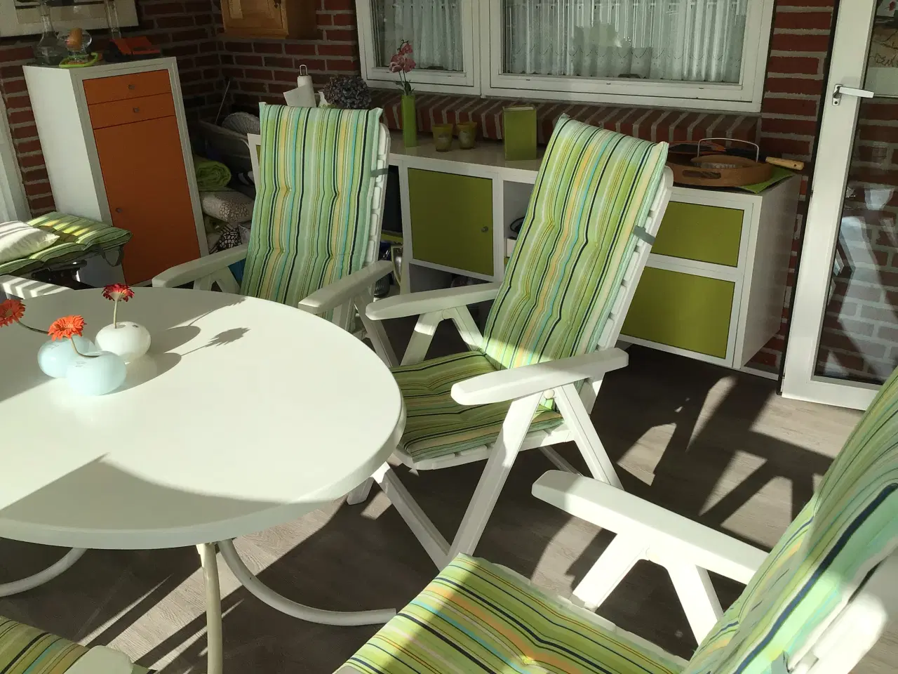 Billede 1 - Ovalt udestuebord med 6 stole incl hynder