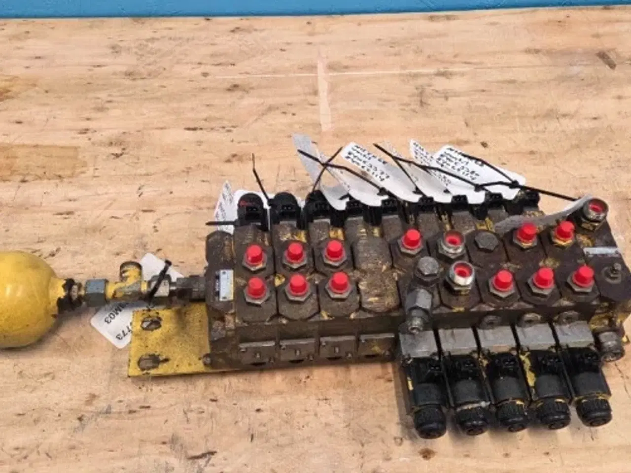 Billede 2 - New Holland TX68 Hydraulikventil 84023470