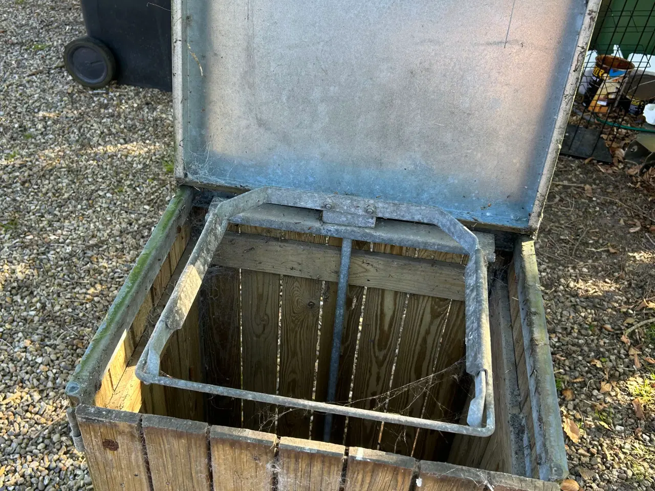 Billede 2 - Skraldespand med træ 