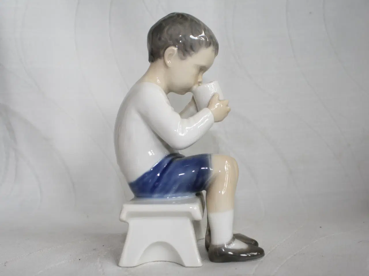 Billede 9 - Victor, Dreng med kop, figur fra Bing og Grøndahl
