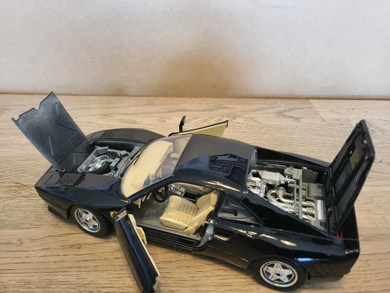 Billede 5 - Modelbil: FERRARI GTO 1984   Skala: 1/18