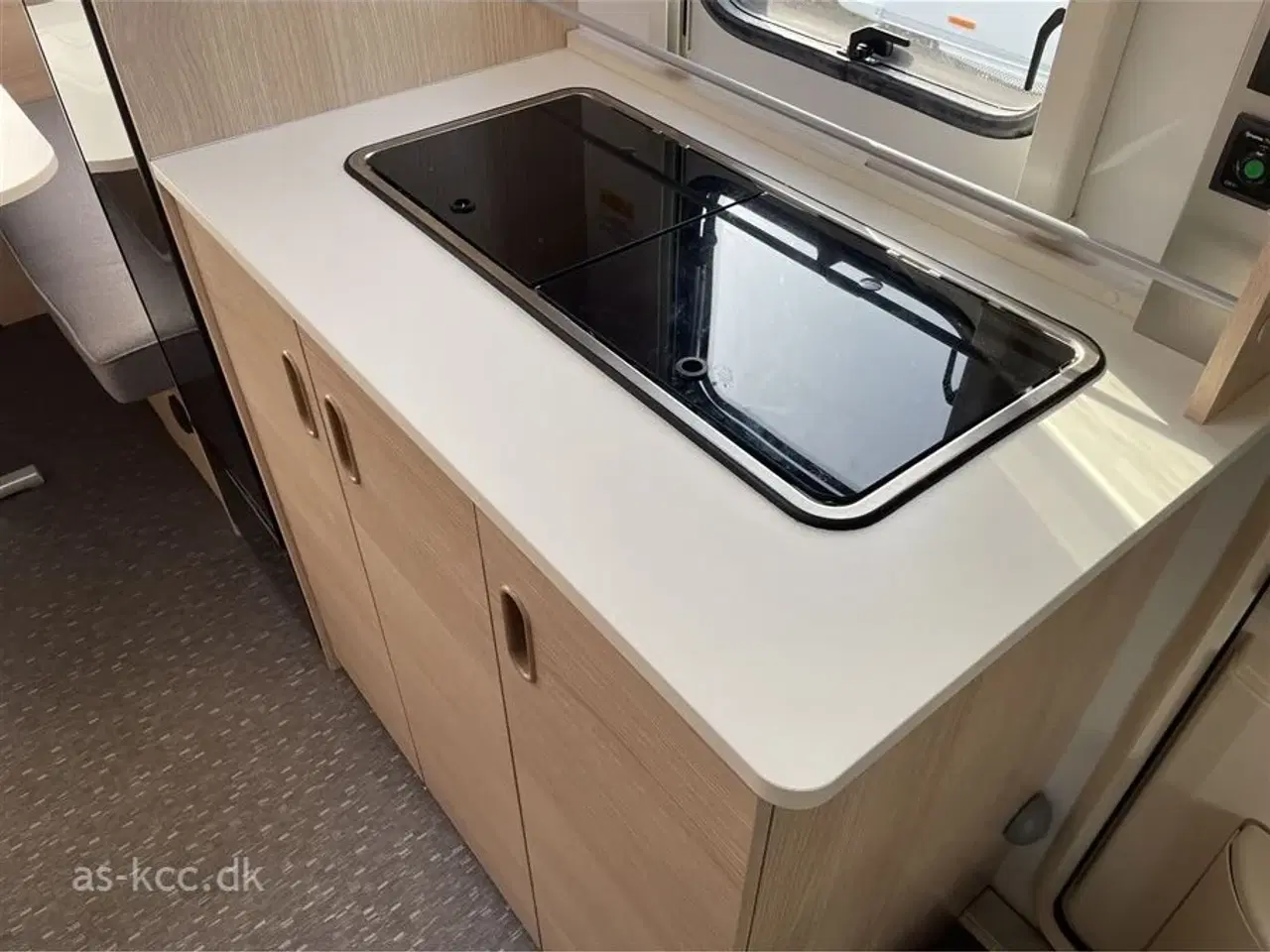 Billede 8 - 2022 - Adria Aviva 400 DK   Adria Aviva 400 DK årg 2022 4 sovepladser, 4 siddepladser Posemarkise, Isabella Sun Shine med front.