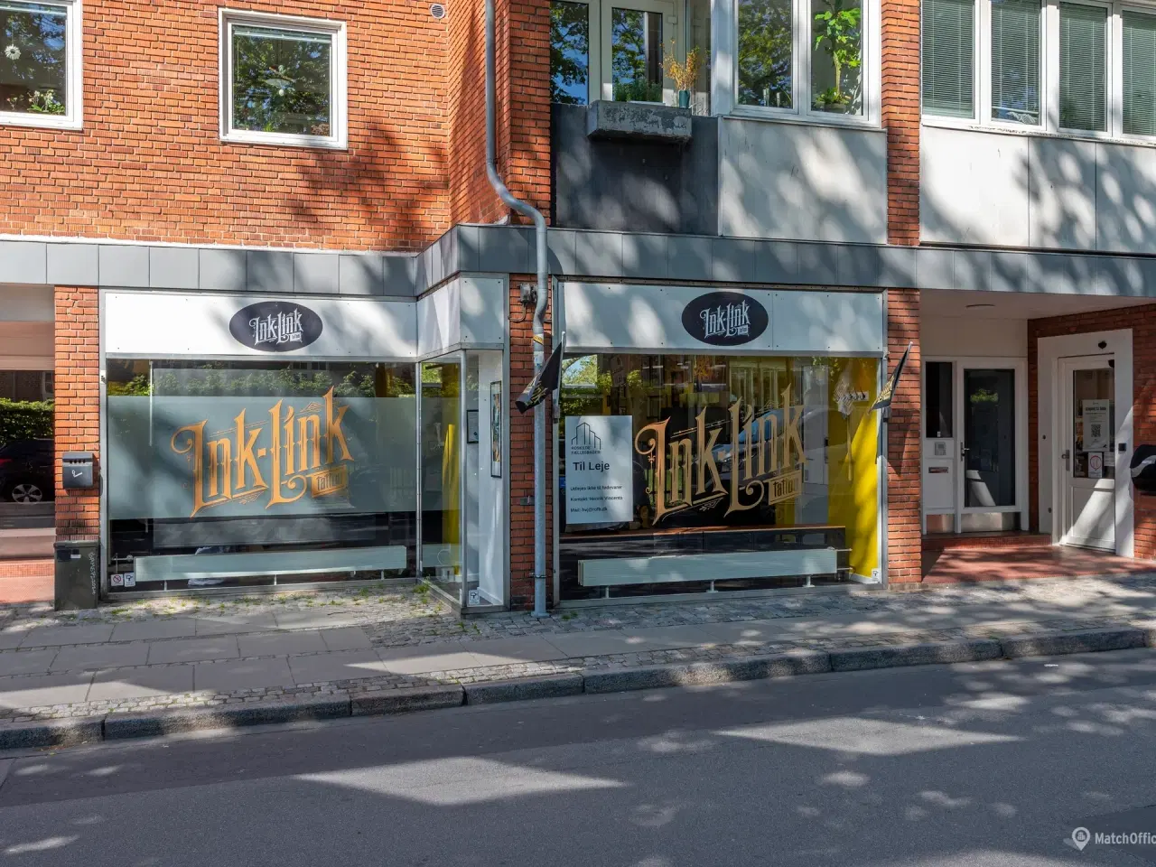Billede 1 - Yderst central placering med store facadevinduer!