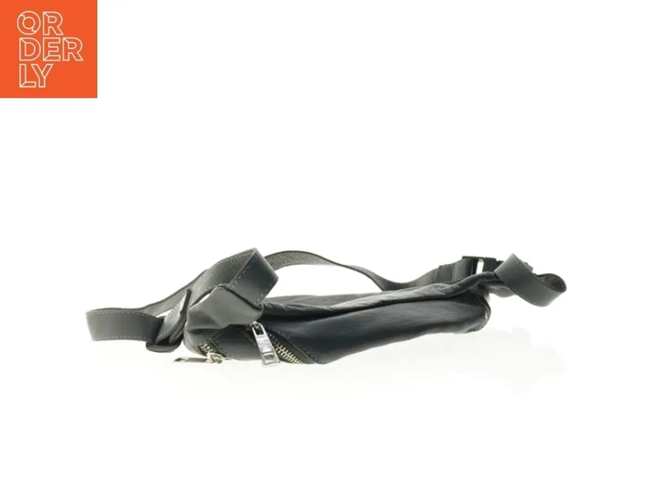 Billede 4 - Sort skuldertaske med nitter (str. 32 x 18 cm)