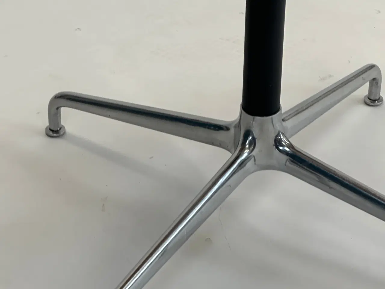 Billede 9 - GUBI | Beetle Meeting Chair (Cognac)