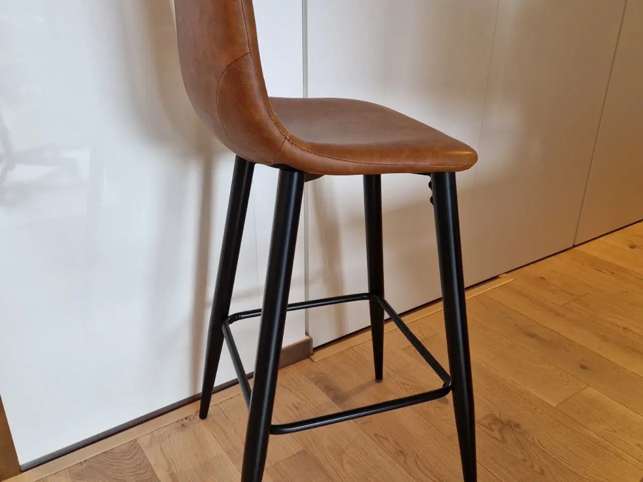 Billede 2 - 2 køkkenstole med læderlook