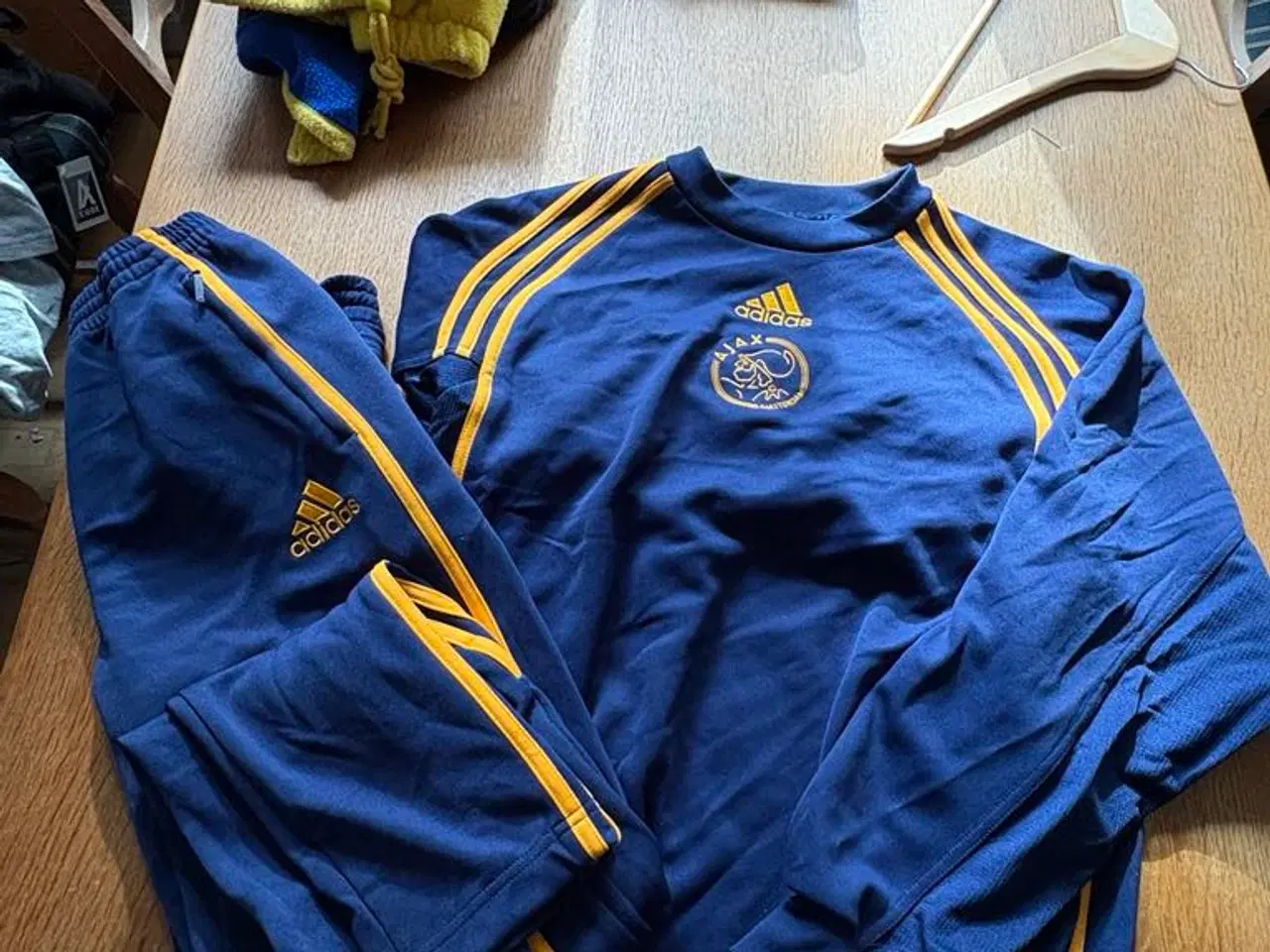 Billede 1 - 👟 Adidas tracksuit – Str. XL – Blå/gul klassiker!