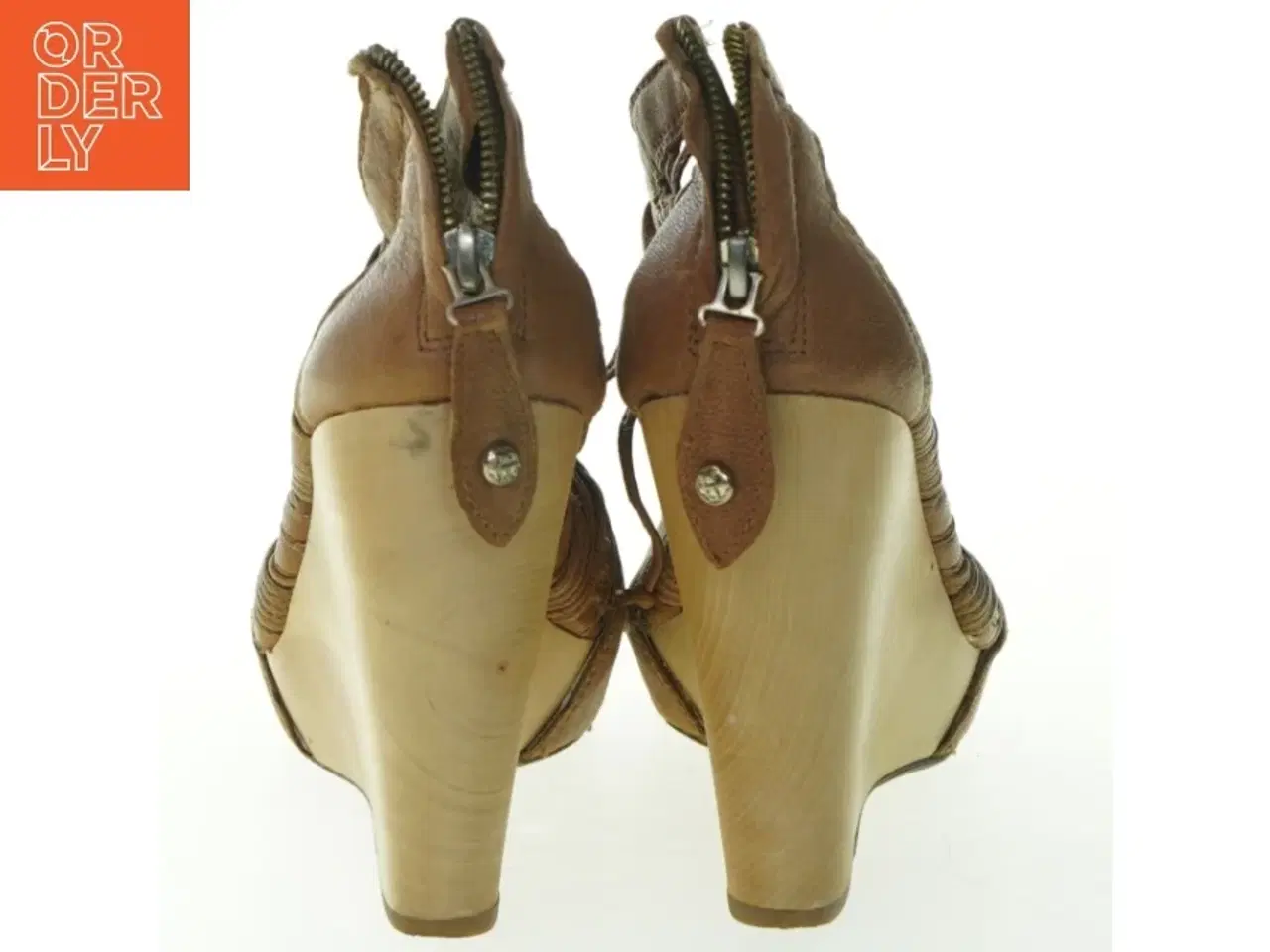 Billede 4 - Kilehælsandaler i brun læder (damestr. 38 )