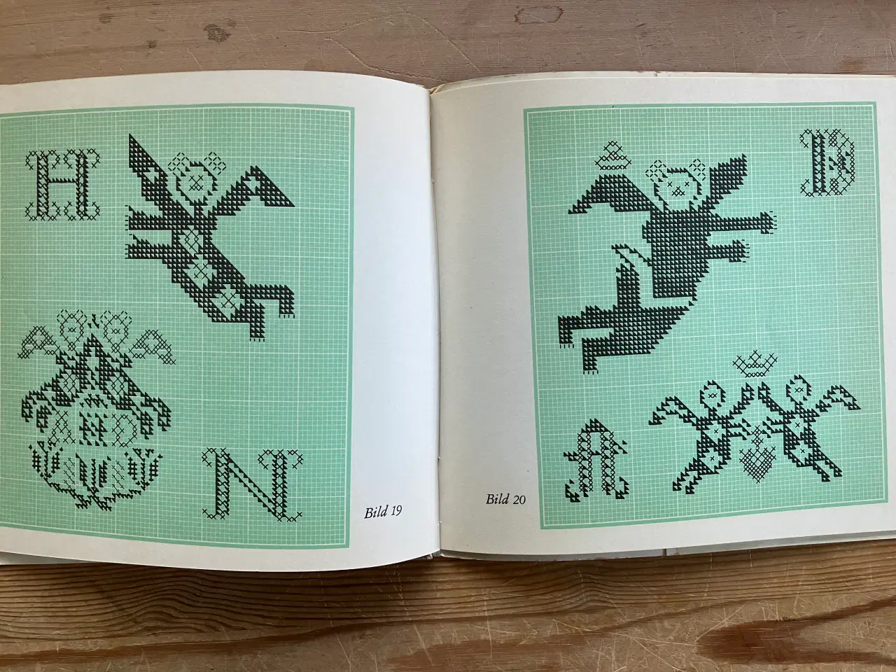 Billede 17 - To gamle håndarbejdshæfter, korssting m.m.