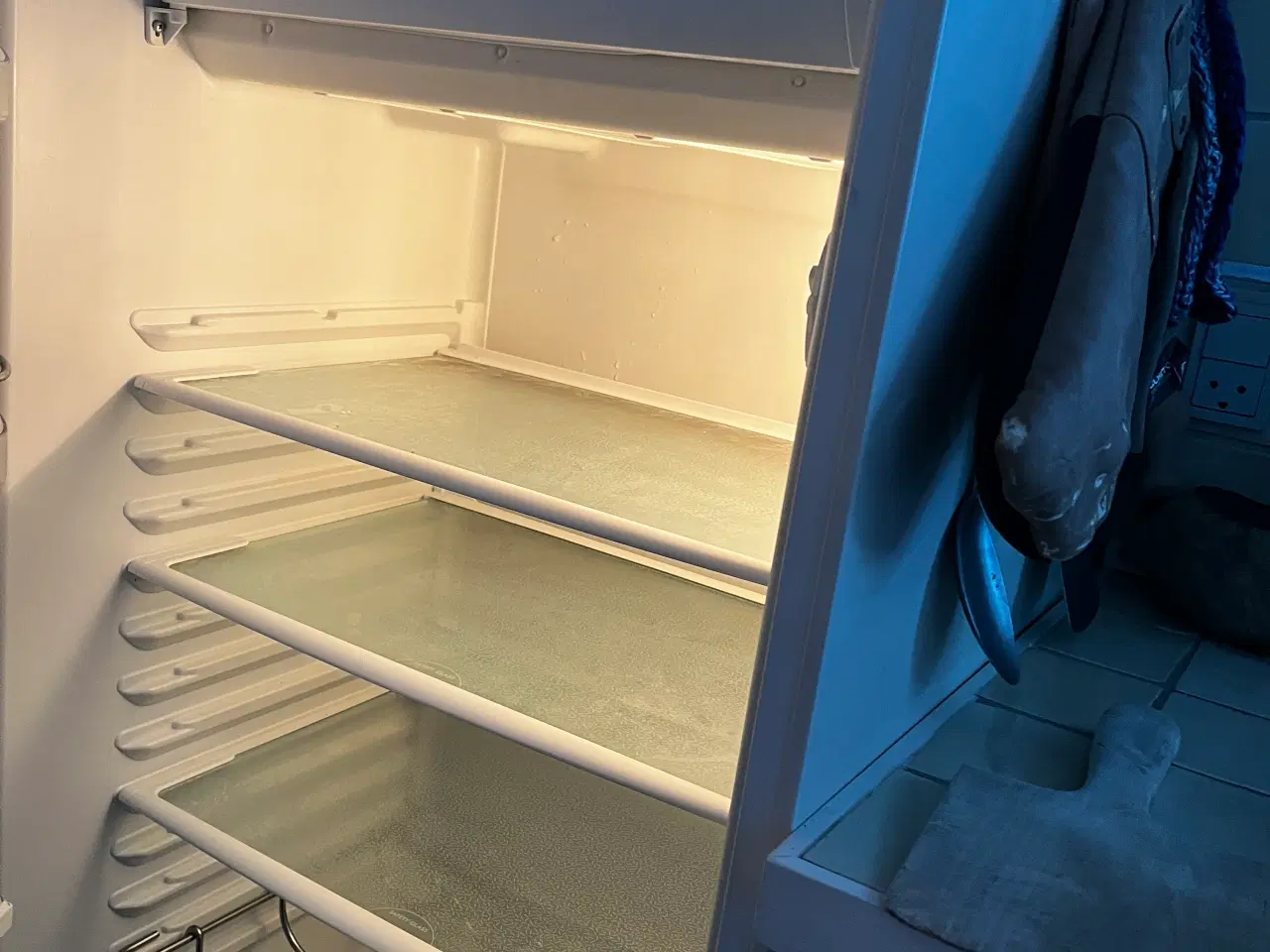 Billede 2 - Smeg køleskab med fryseboks og vinhylde
