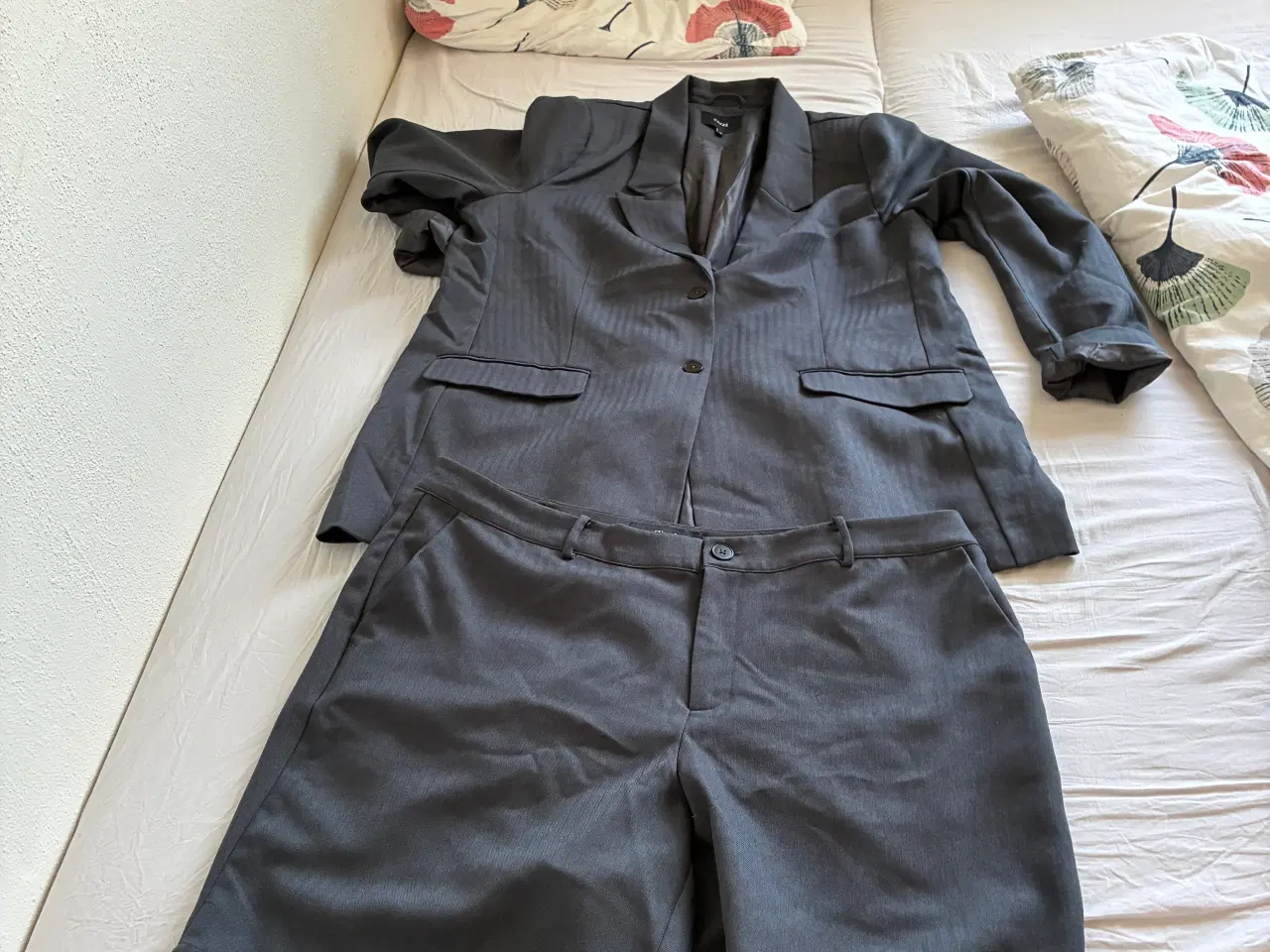 Billede 2 - Habit jakke og shorts sæt 