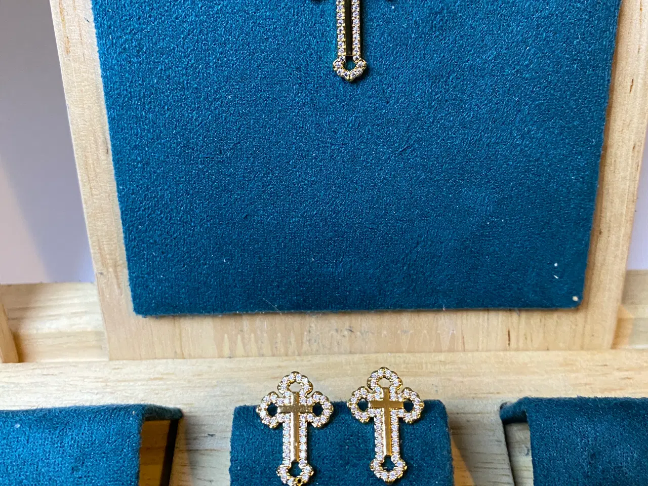 Billede 1 - 18K Guldbelagt Halskæde og Øreringe Sæt Med Kors.