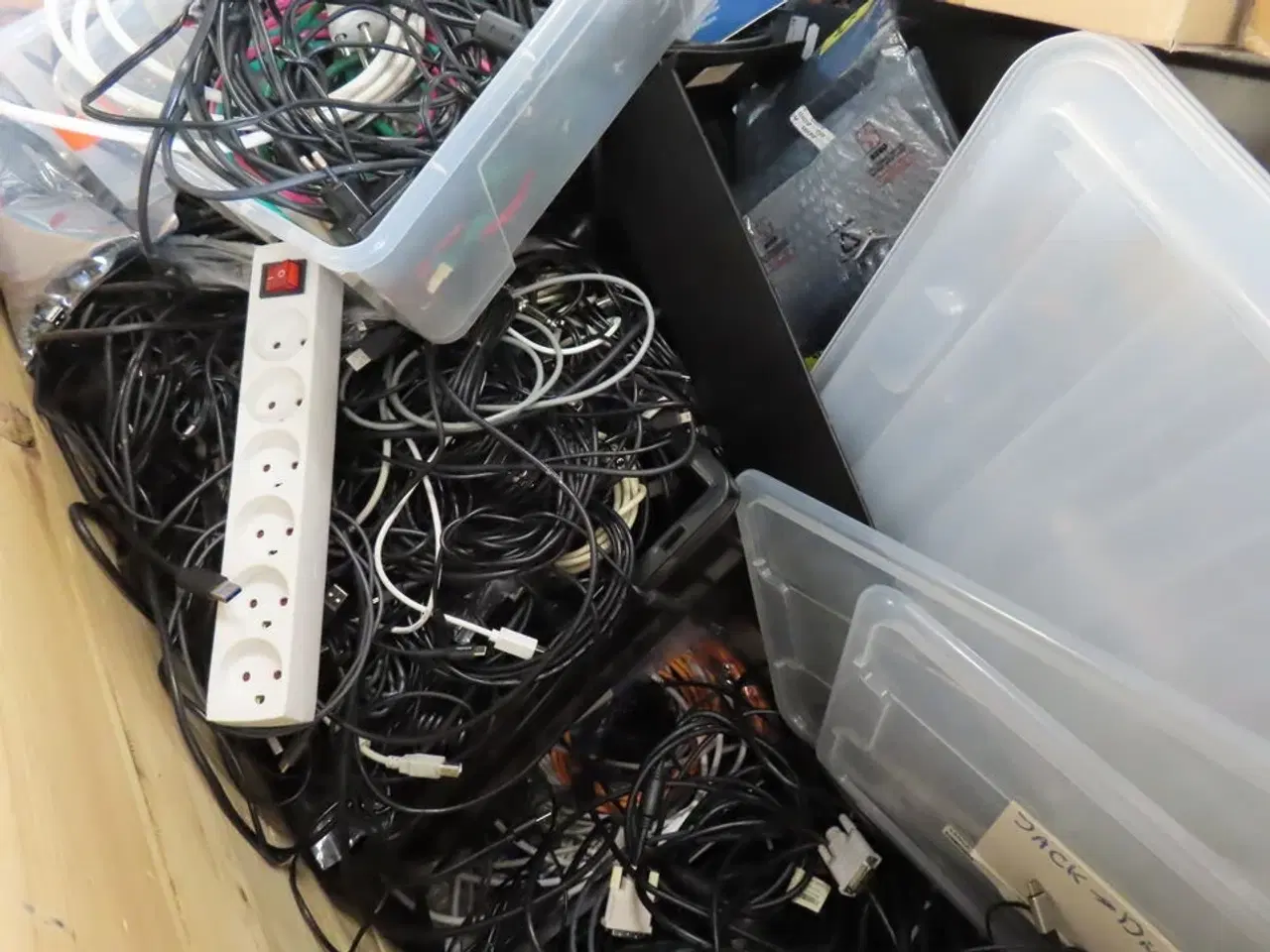 Billede 17 - Palle med rester fra TC ELECTRONIC
