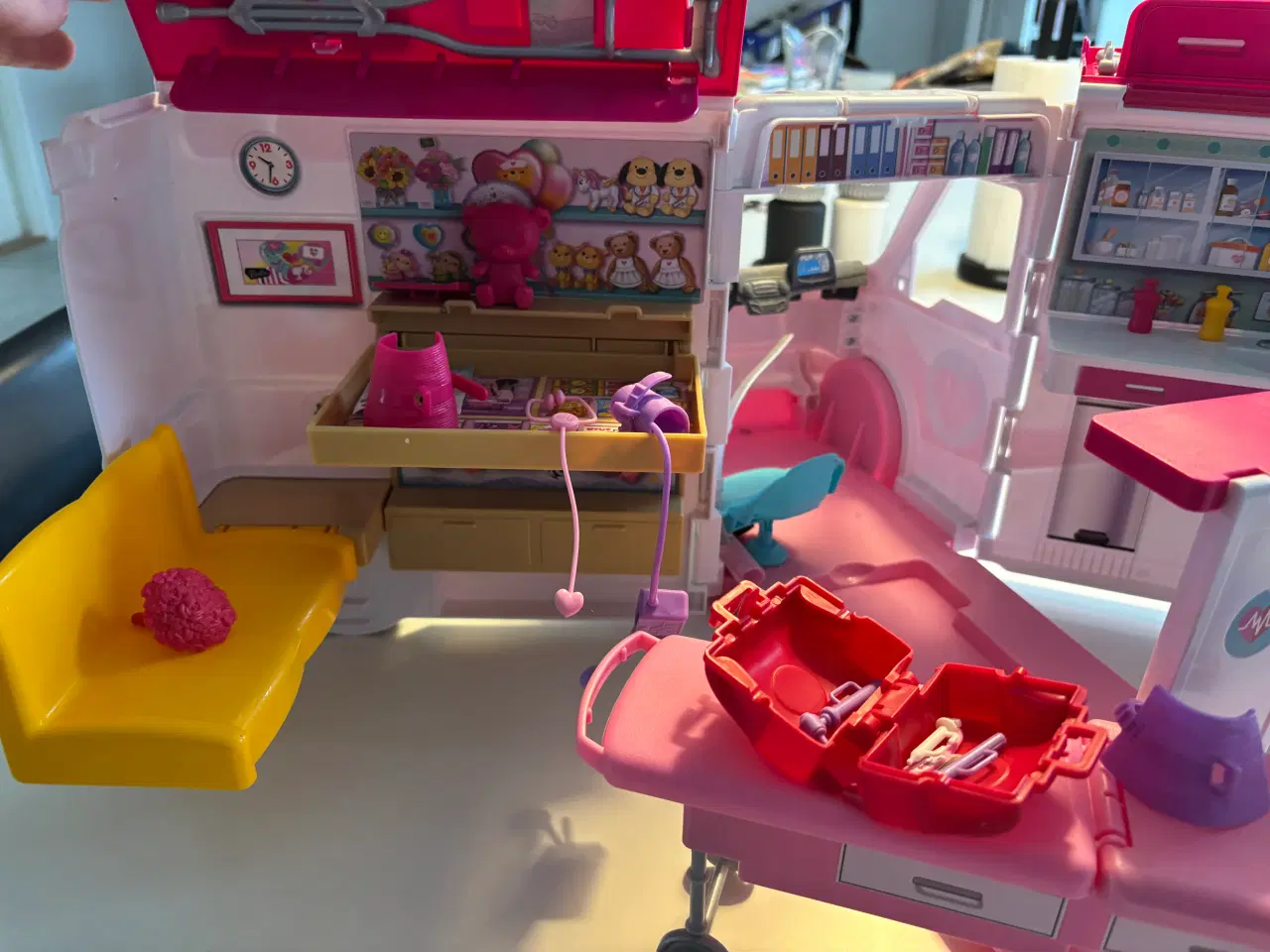 Billede 2 - Barbie ambulance 