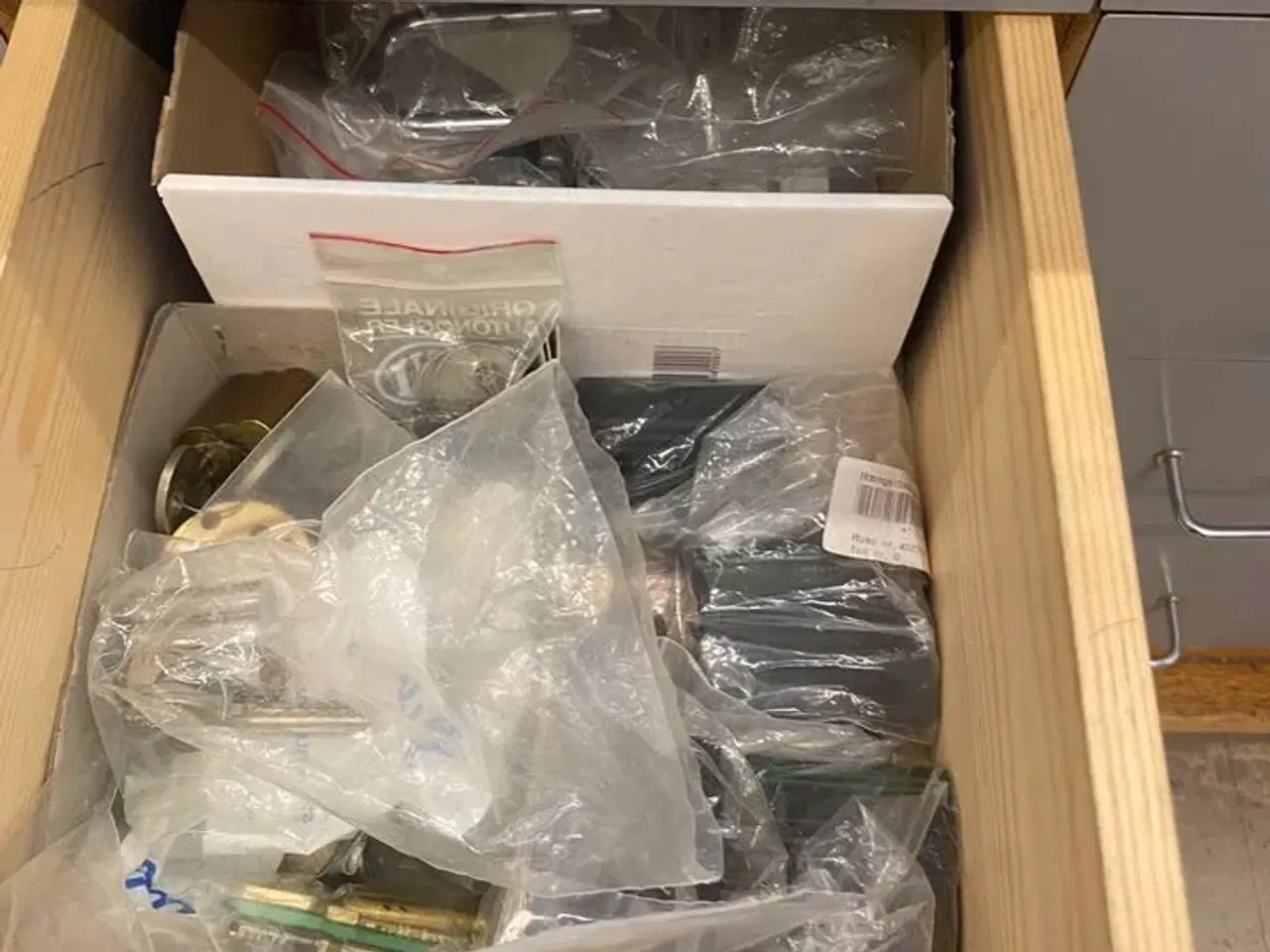 Billede 6 - Stort parti nøgler, beslag mm. (se foto)