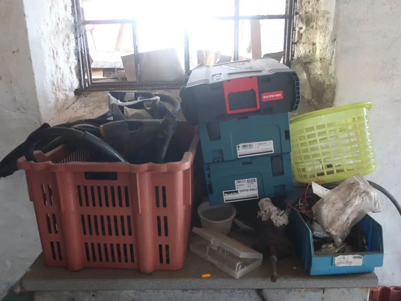 Billede 18 - Reol med div. Reservedele og varelager samt rullevogn med indhold m.m.