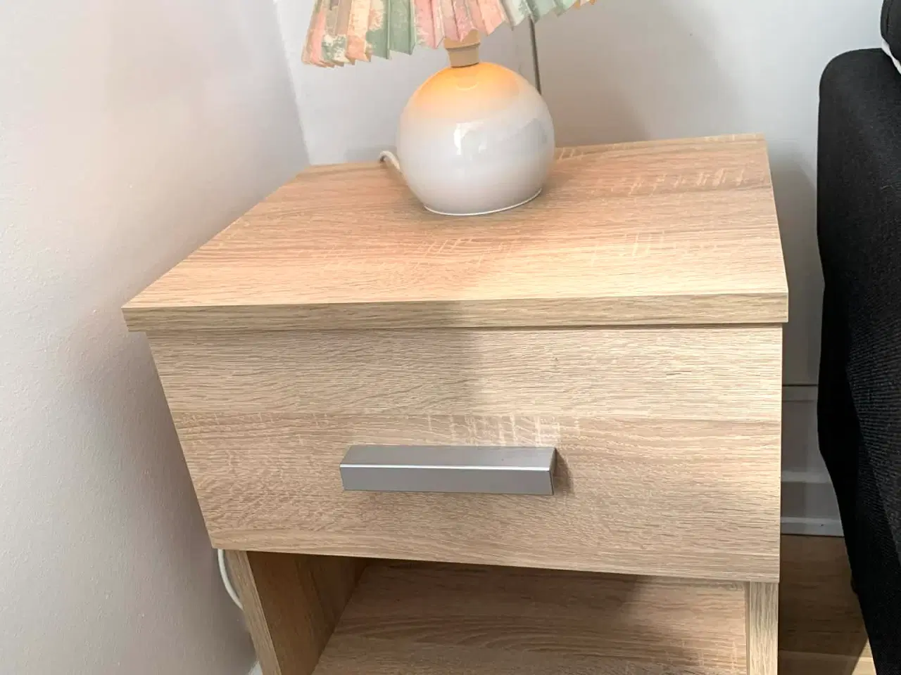 Billede 1 - Sengebord med skuffe og hylde - bordlampe medfølge