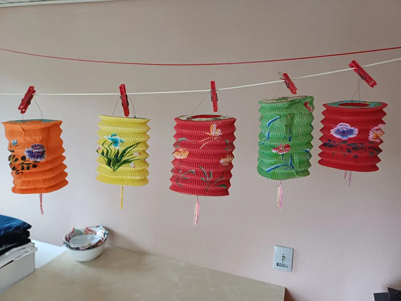 Billede 2 - Papirlanterne 5 stk., farvede med blomstermotiver