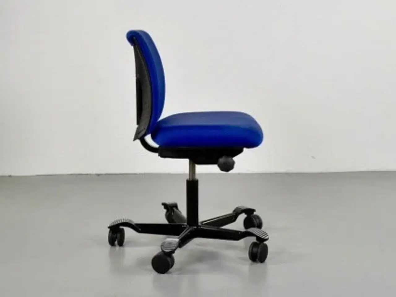 Billede 2 - Häg h05 kontorstol med blå polster og sort stel