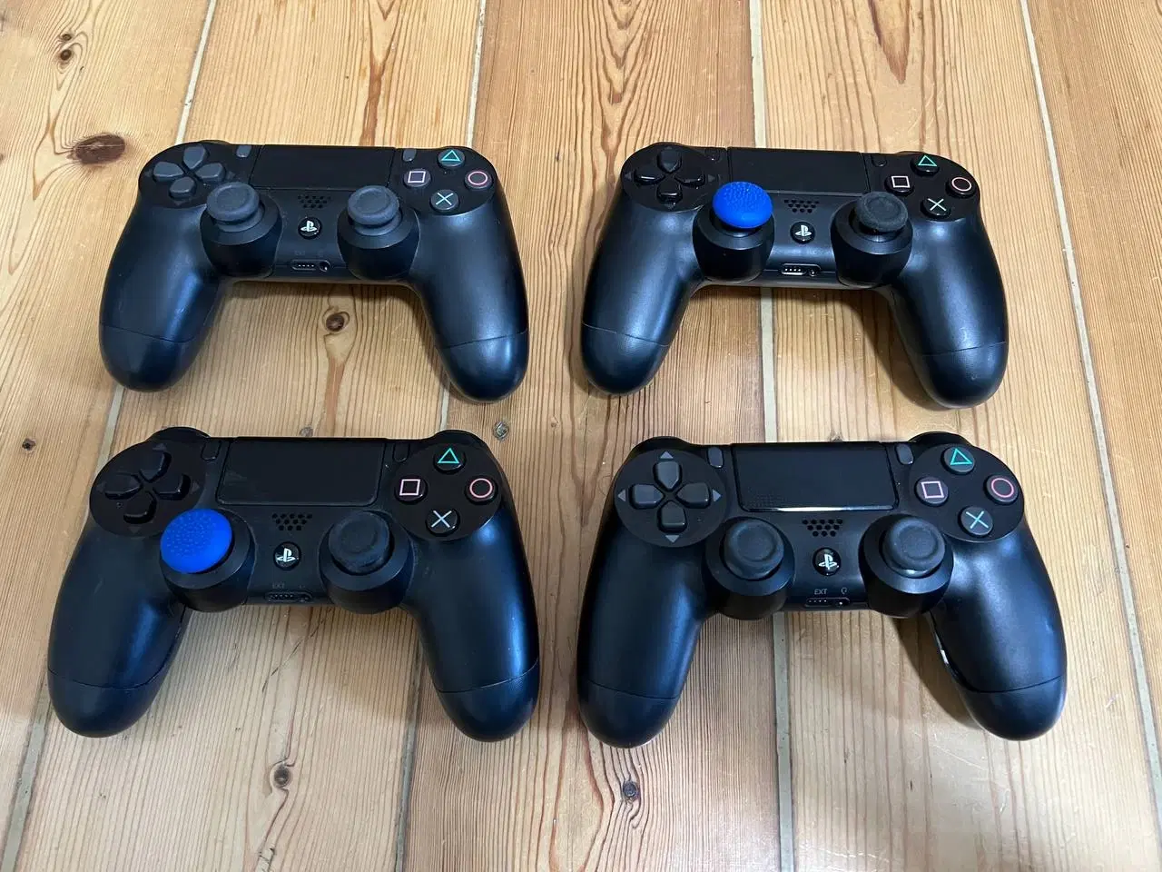 Billede 4 - Billig PS4 Bundle – Konsol, 4 Controllere, 2 Spil 